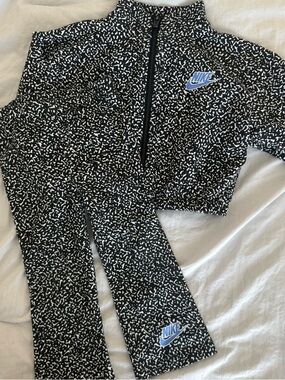 Nike Black & White Printed Crop Zip Jacket with Matching Leggings